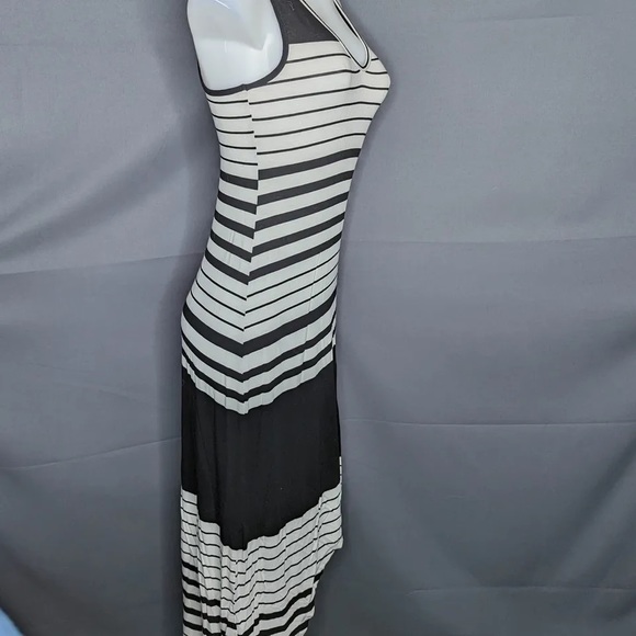 ⭐️Mossimo black and white striped maxi dress - Picture 2 of 8